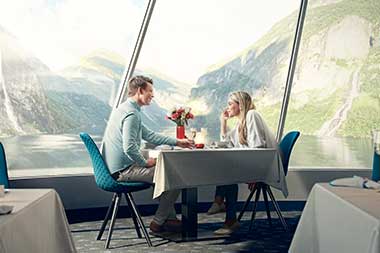 Panorama-Bar mit Sicht auf den Geiranger Panorama-Bar mit Sicht auf den Geiranger
